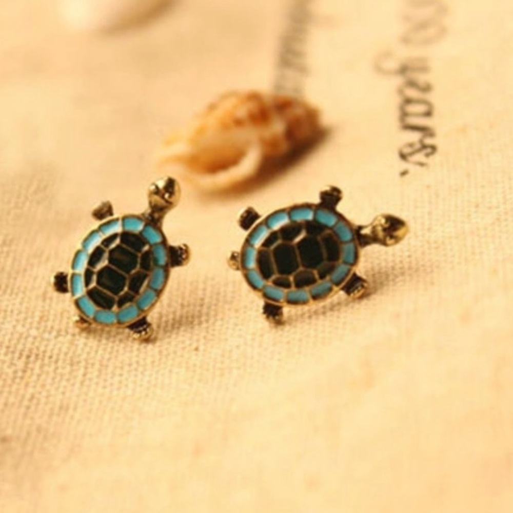 🐢 Enamel Turtle Stud Earrings - Picture 3 of 4